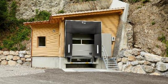 Die Anlieferung der Käselaibe für die Affinage im Berg. (Bild Tom Trachsel)