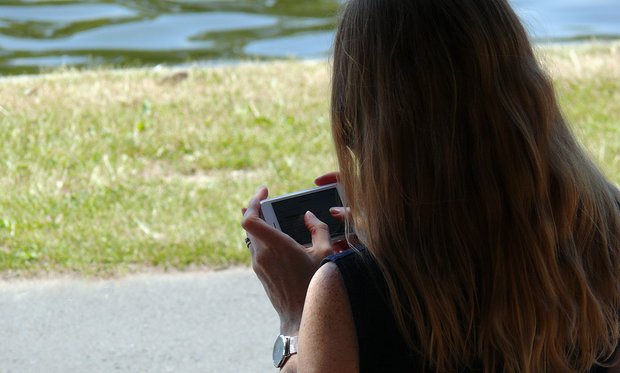 Immer online: Nicht nur am See, auch im Bett haben viele Menschen ihr Smartphone stets zur Hand. (Bild Lupo / pixelio.de)