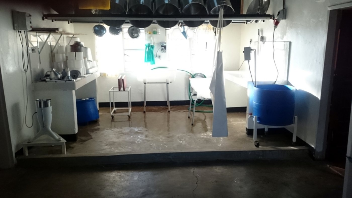 Viel Weiss und Chromstahl: Die fast fertige Molkerei in Kasisi. 