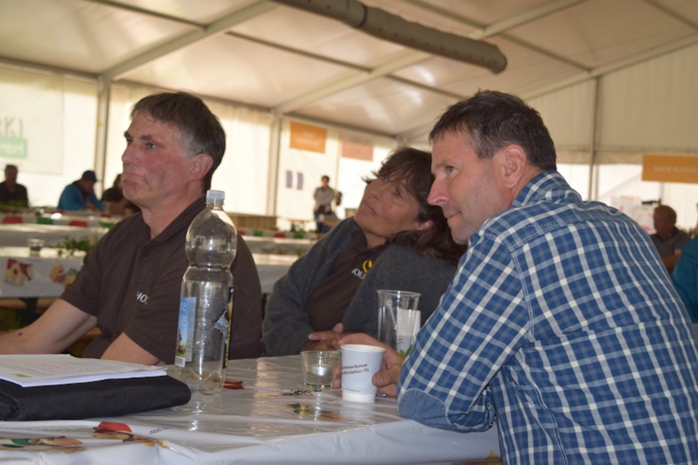 Die Biogaspioniere Otto und Claudia Wartmann, hier im Bild mit Daniel Vetterli (rechts). Bilder (sgi)