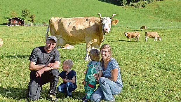 Markus und Daniela Rauber mit ihren Kindern Yanik und Jana. Gespannt schaut im Hintergrund die 14-jährige Kuh Alex Astrid (55 55 98) dem Treiben zu. 