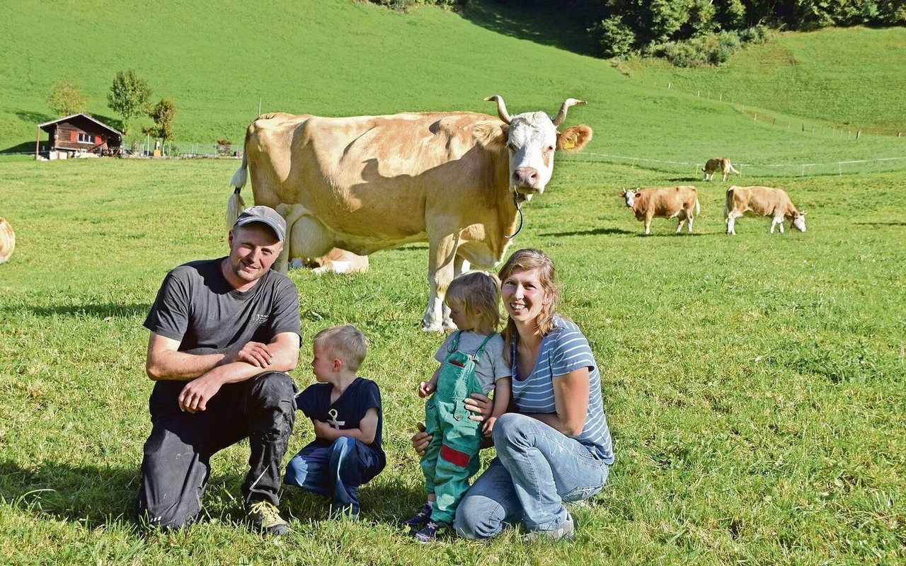 Markus und Daniela Rauber mit ihren Kindern Yanik und Jana. Gespannt schaut im Hintergrund die 14-jährige Kuh Alex Astrid (55 55 98) dem Treiben zu. 