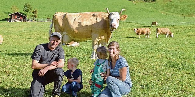 Markus und Daniela Rauber mit ihren Kindern Yanik und Jana. Gespannt schaut im Hintergrund die 14-jährige Kuh Alex Astrid (55 55 98) dem Treiben zu. 