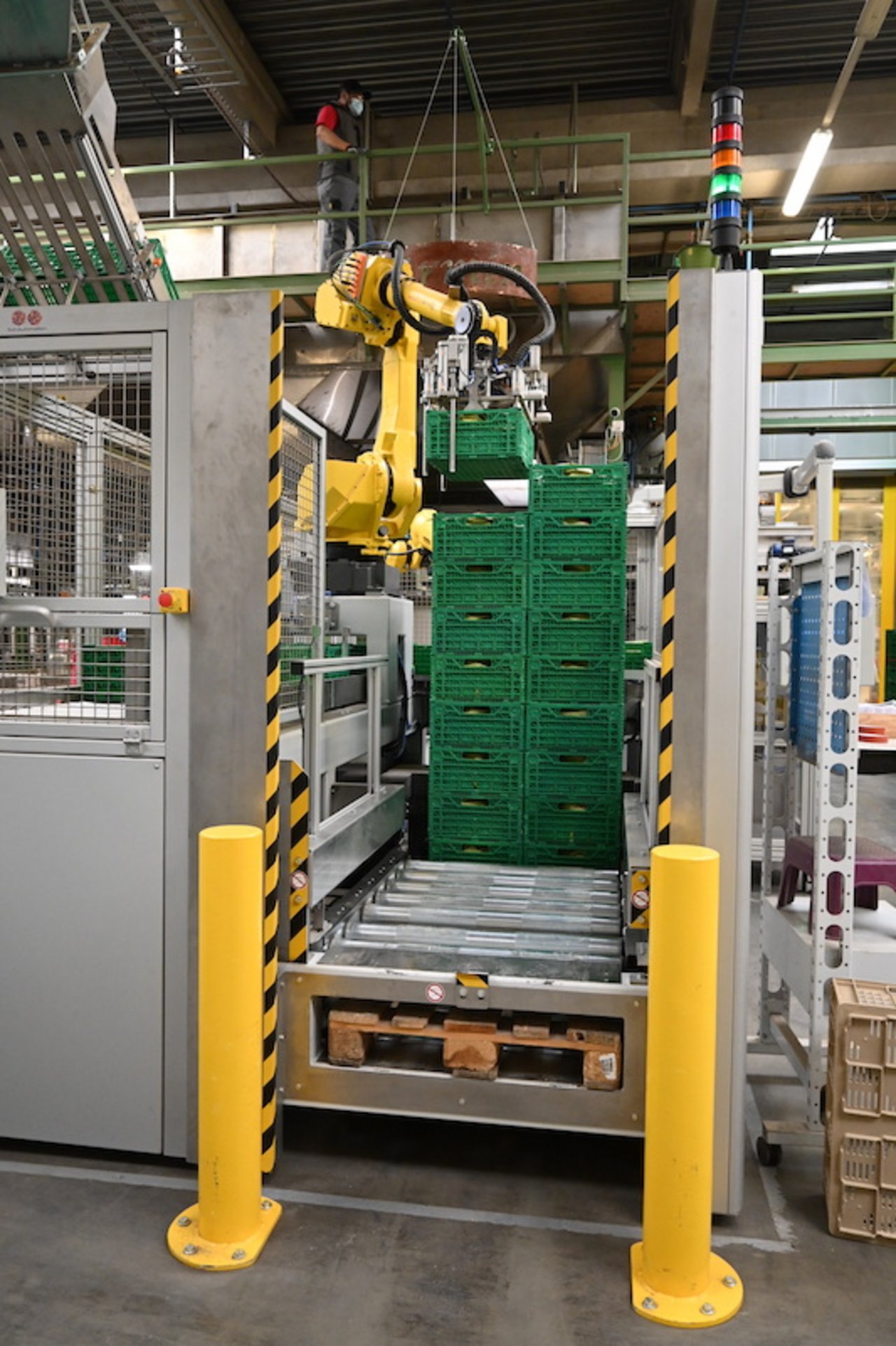 Der Roboter stapelt die vollen Ifco-Kisten aufeinander, bis zu 2,20m hoch. 