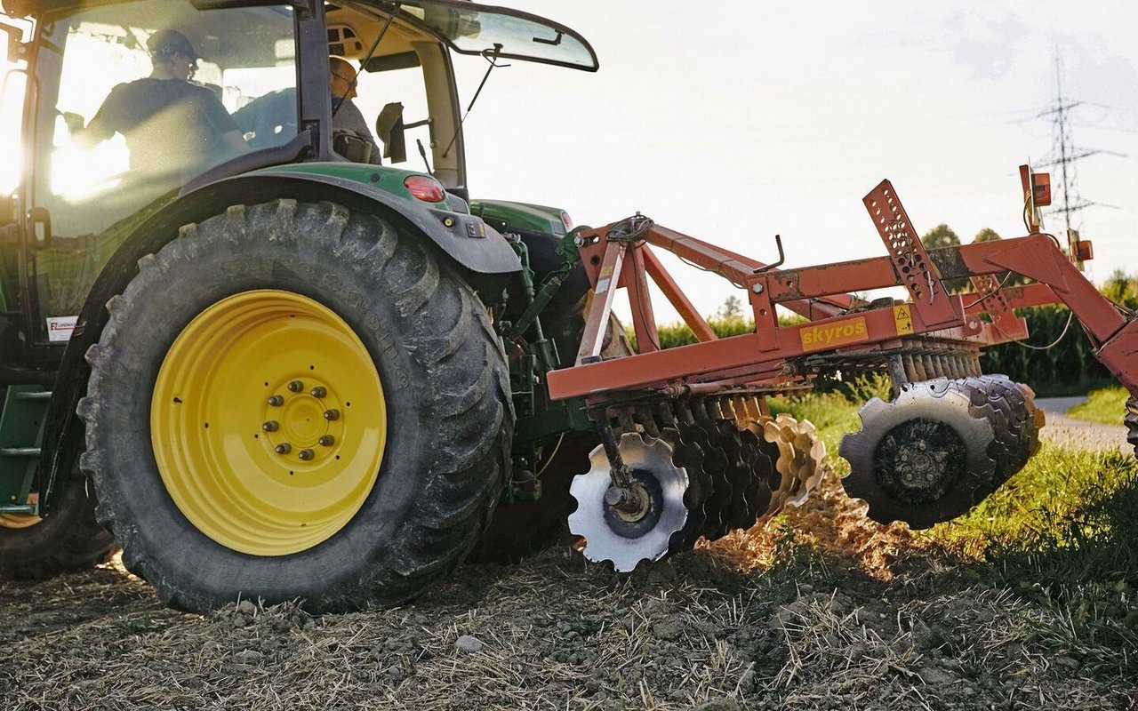 Wenn landwirtschaftliche Maschinen und Geräte beim Nachbarn ausgeliehen oder gemietet werden, bedarf es einer sogenannten Obhutschadenversicherung.