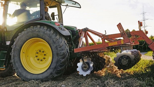 Wenn landwirtschaftliche Maschinen und Geräte beim Nachbarn ausgeliehen oder gemietet werden, bedarf es einer sogenannten Obhutschadenversicherung.