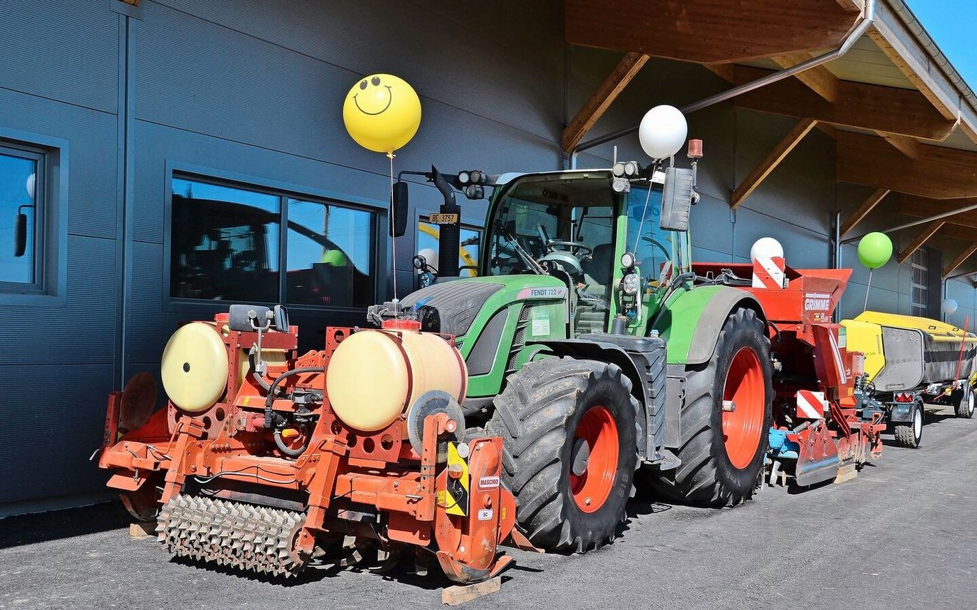 Die All-in-one-Kartoffelsetzmaschine kommt direkt vom Feld. Sie ist auch fürs Beizen des Pflanzguts eingerichtet.