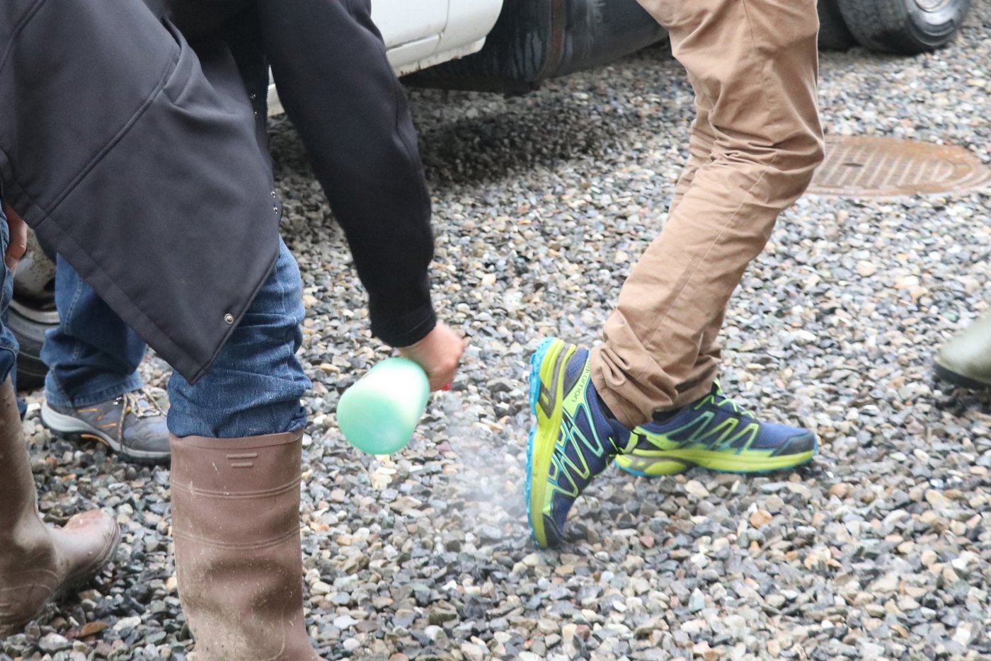 Wachsam bleiben: An der Obstkulturbegehung der Aargauer Kernobstproduzenten werden die Schuhe der Besucher vorgängig desinfiziert. (Bild rae)