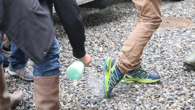 Wachsam bleiben: An der Obstkulturbegehung der Aargauer Kernobstproduzenten werden die Schuhe der Besucher vorgängig desinfiziert. (Bild rae)