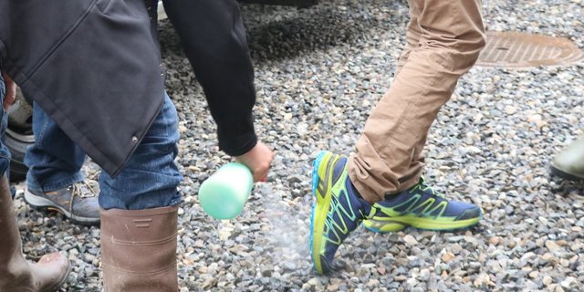 Wachsam bleiben: An der Obstkulturbegehung der Aargauer Kernobstproduzenten werden die Schuhe der Besucher vorgängig desinfiziert. (Bild rae)