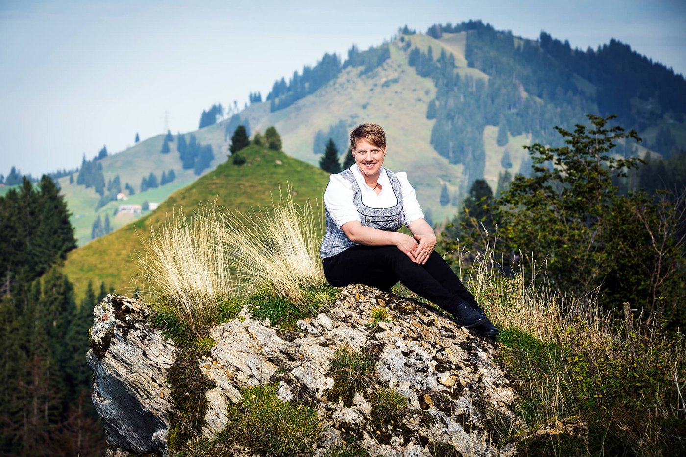 Landfrauenküche 2019 - Astrid Murpf Foto-Shooting in der Natur mit Blick Richtung Hausberg "First" (Bild: SRF/Ueli Christoffel)