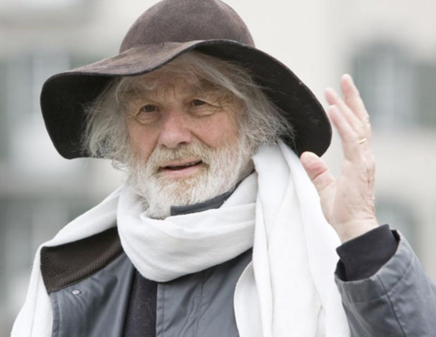 Pfarrer Ernst Sieber winkt nicht mehr. Er ist am Pfingstsonntag gestorben. Er erinnert mehr an einen Hirten als an einen Pfarrer. Der weisse Schal war sein Markenzeichen. (Bild Printscreen www.swsieber.ch) 