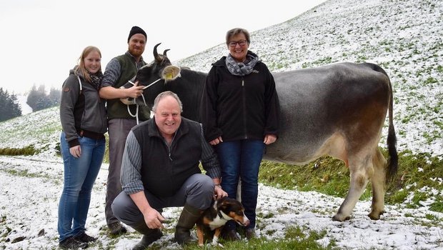 Bettina Haldemann, Simon, Hans und Therese Jegerlehner haben Freude an ihren Kühen. (Bild noe)