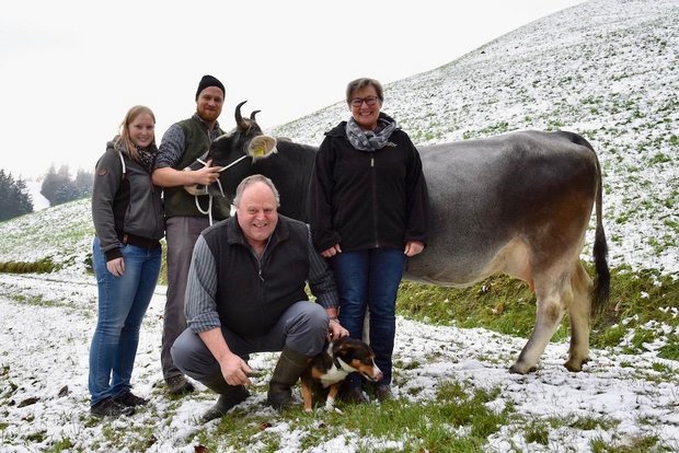 Bettina Haldemann, Simon, Hans und Therese Jegerlehner haben Freude an ihren Kühen. (Bild noe)
