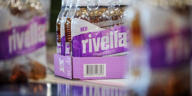 Rivella Holunderblüte ist ab sofort im Detailhandel und in der Gastronomie erhältlich. (Rivella)