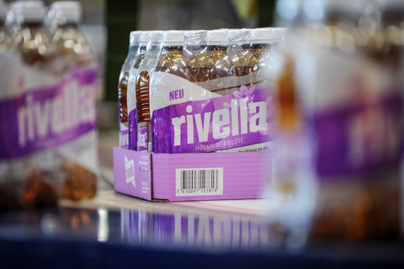 Rivella Holunderblüte ist ab sofort im Detailhandel und in der Gastronomie erhältlich. (Rivella)