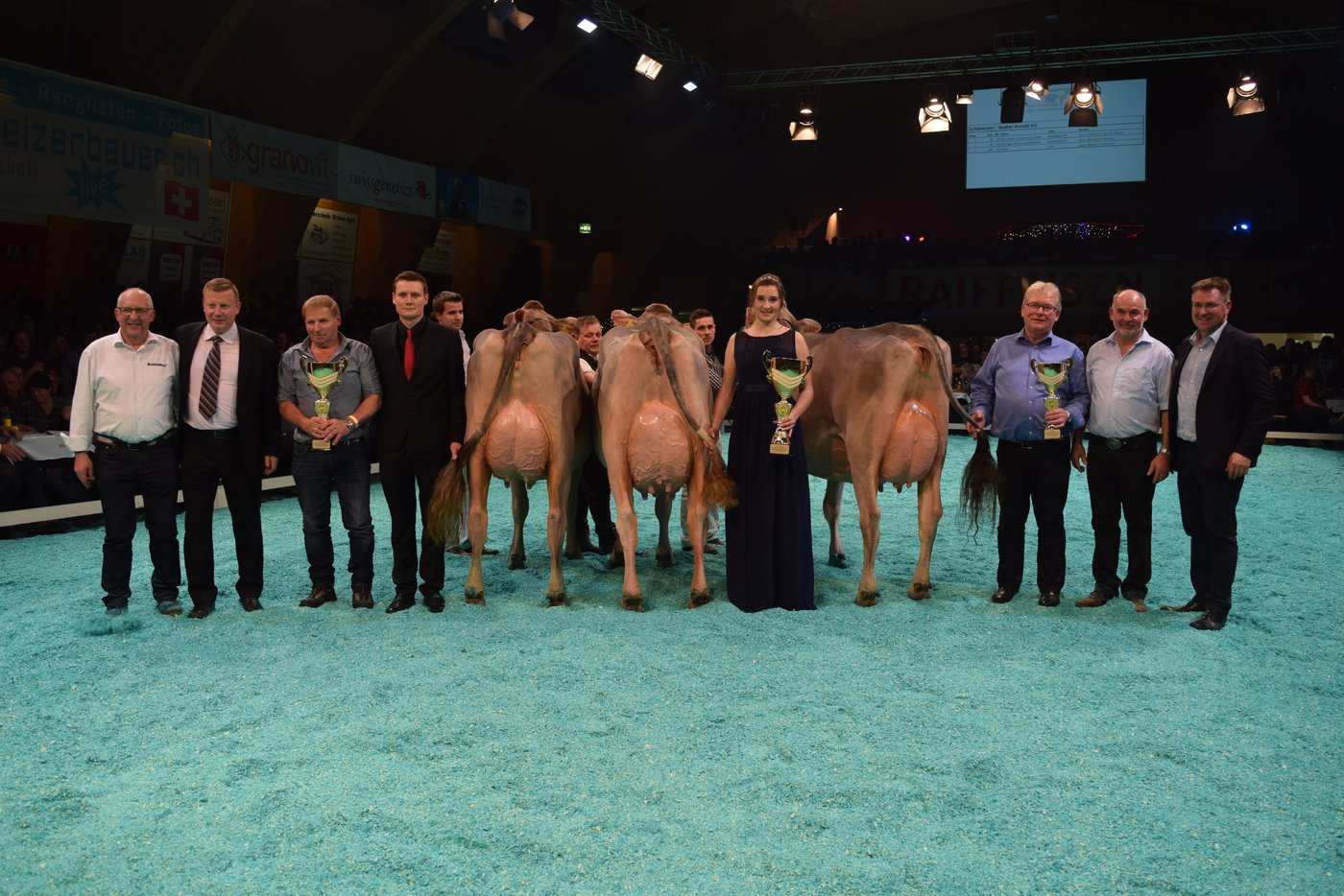 Richter Fabrice Menoud (4.v.l.) hatte bei der Ernennung der Miss Schöneuter keine leichte Aufgabe.