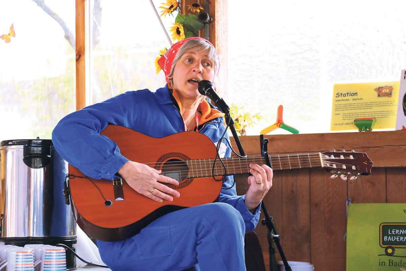 Kerstin Gronbach zeigt auch musikalisches Talent und singt in ihrer kleinen Schweineschule (Bild Babette Hausser)