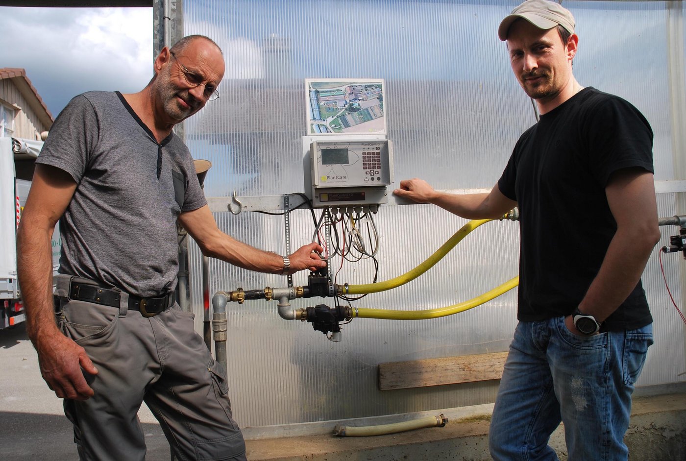 Lassen den Computer die Bewässerung steuern: Die beiden Bio-Bauern Max und Daniel Fischer (r.)