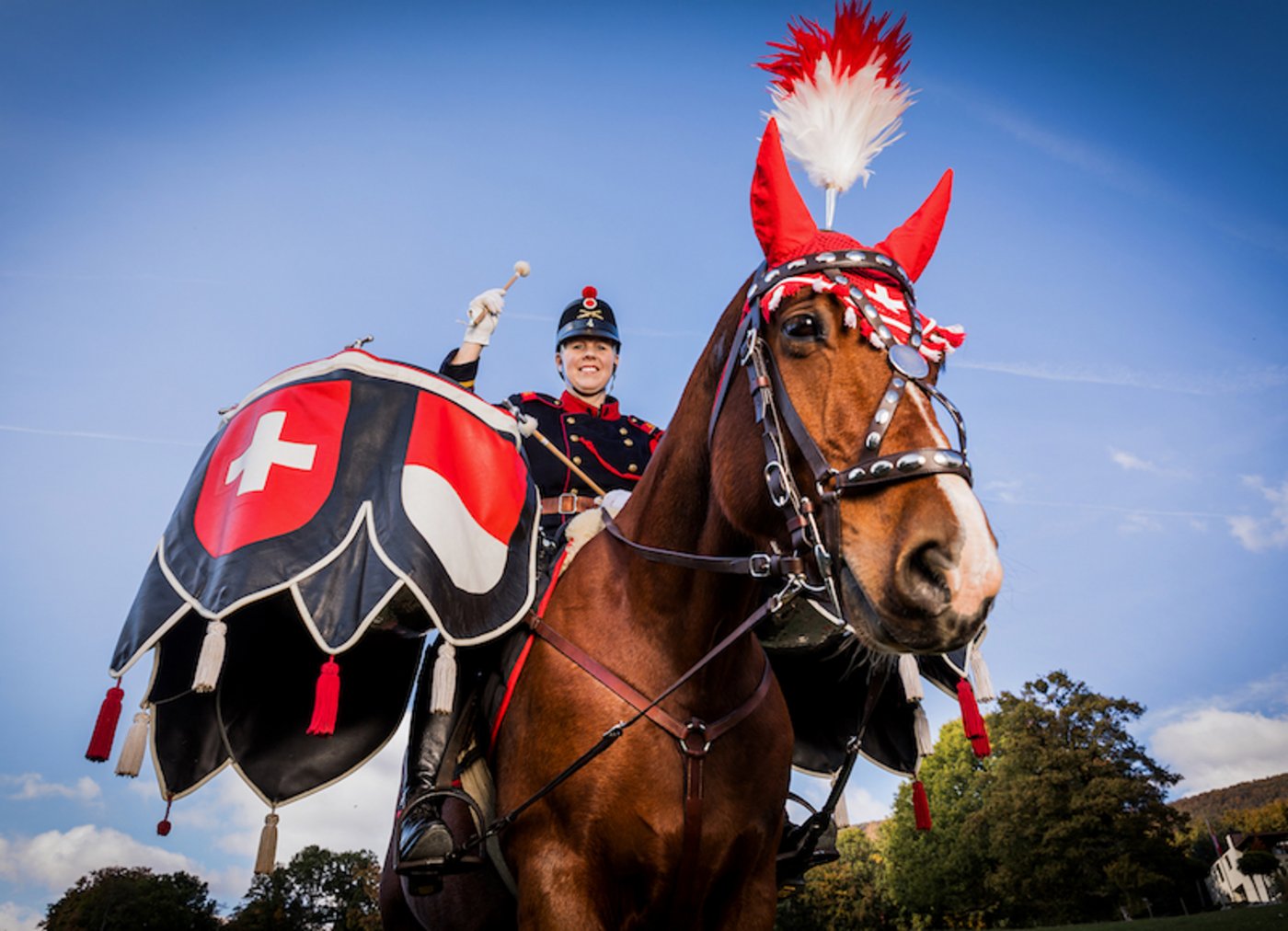 Zwei Hobbies auf einmal: Reiten und Musizieren als Paukistin der berittenen Artilleriemusik Solothurn.