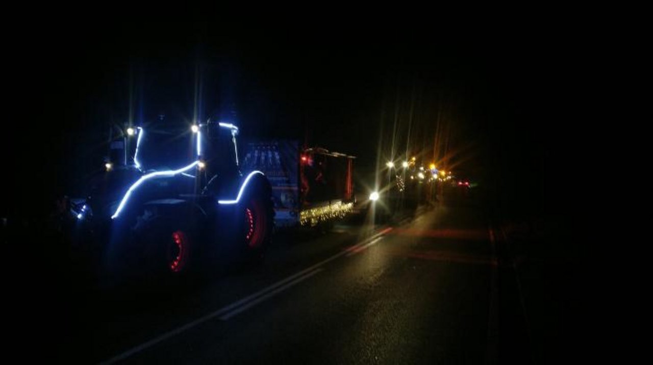 Die Aktion «Ein Funken Hoffnung» hat eine Vielzahl von Landwirten mit beleuchteten Traktoren auf die Strassen gelockt. (Bilder Björn Kichhoff)