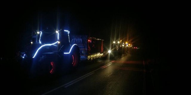 Die Aktion «Ein Funken Hoffnung» hat eine Vielzahl von Landwirten mit beleuchteten Traktoren auf die Strassen gelockt. (Bilder Björn Kichhoff)