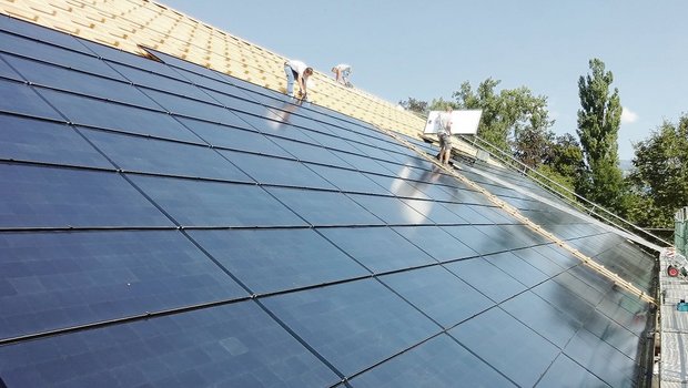 Es werden wieder mehr Dächer mit Photovoltaik-Modulen belegt. Zwar eher weniger Grossanlagen wie früher (Bild), sondern vermehrt Anlagen bis 30 kVA für den Eigenverbrauch des Solarstroms. (Bild Josef Scherer)