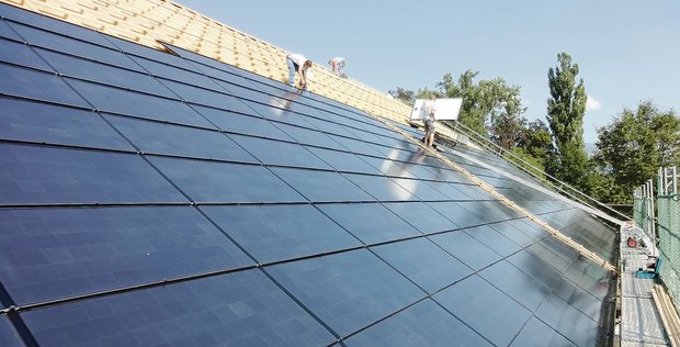 Es werden wieder mehr Dächer mit Photovoltaik-Modulen belegt. Zwar eher weniger Grossanlagen wie früher (Bild), sondern vermehrt Anlagen bis 30 kVA für den Eigenverbrauch des Solarstroms. (Bild Josef Scherer)