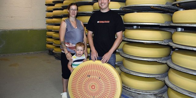 Das junge Käseehepaar Lukas und Stefanie Känel mit den Kindern Noah und Milena. Seit zwei Jahren sind sie Betriebsleiter der Käserei in Thörigen.