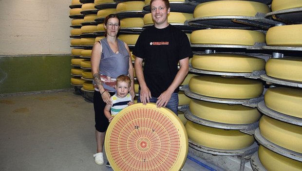 Das junge Käseehepaar Lukas und Stefanie Känel mit den Kindern Noah und Milena. Seit zwei Jahren sind sie Betriebsleiter der Käserei in Thörigen.