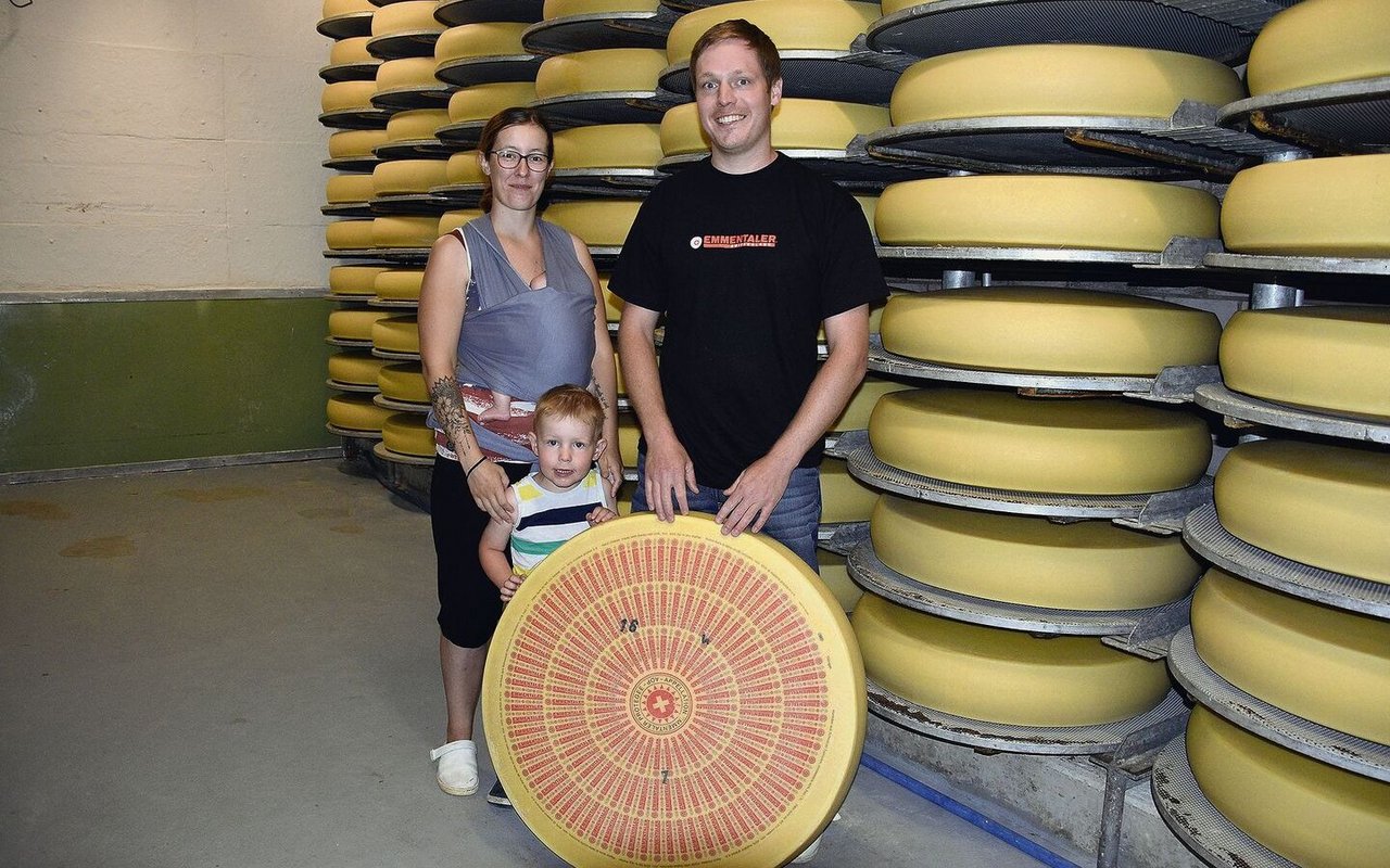 Das junge Käseehepaar Lukas und Stefanie Känel mit den Kindern Noah und Milena. Seit zwei Jahren sind sie Betriebsleiter der Käserei in Thörigen.