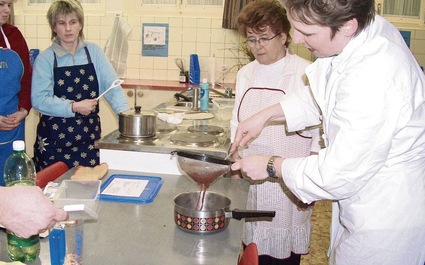 Fachfrau und Köchin  Sandra Antonietti Allemann (rechts) vermittelte den Landfrauen im Kurs «Niedergaren» viele praxistaugliche Tipps.