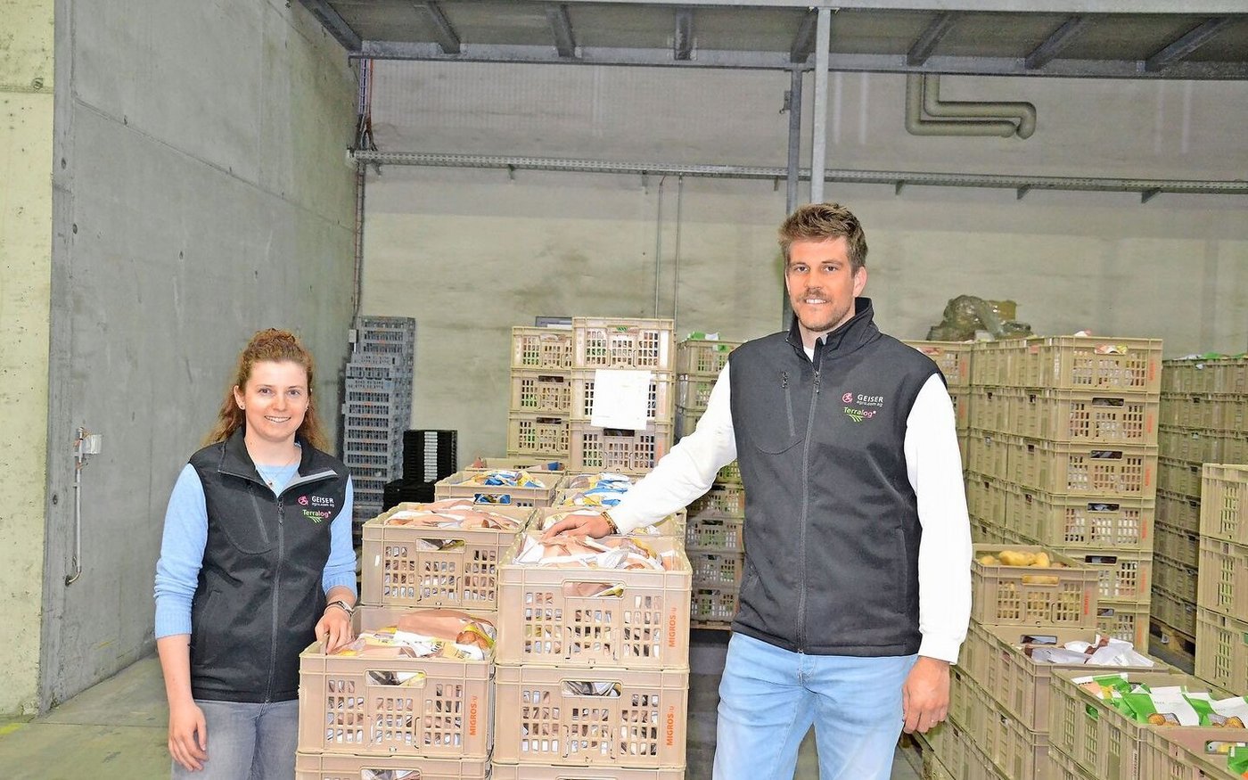 Flankieren frisch abgepackte Speisekartoffeln für den Detailhandel: Carmen Bögli, Junior Product Managerin Pflanzkartoffeln, und Stefan Hager, Bereichleiter Beschaffung bei Terralog.