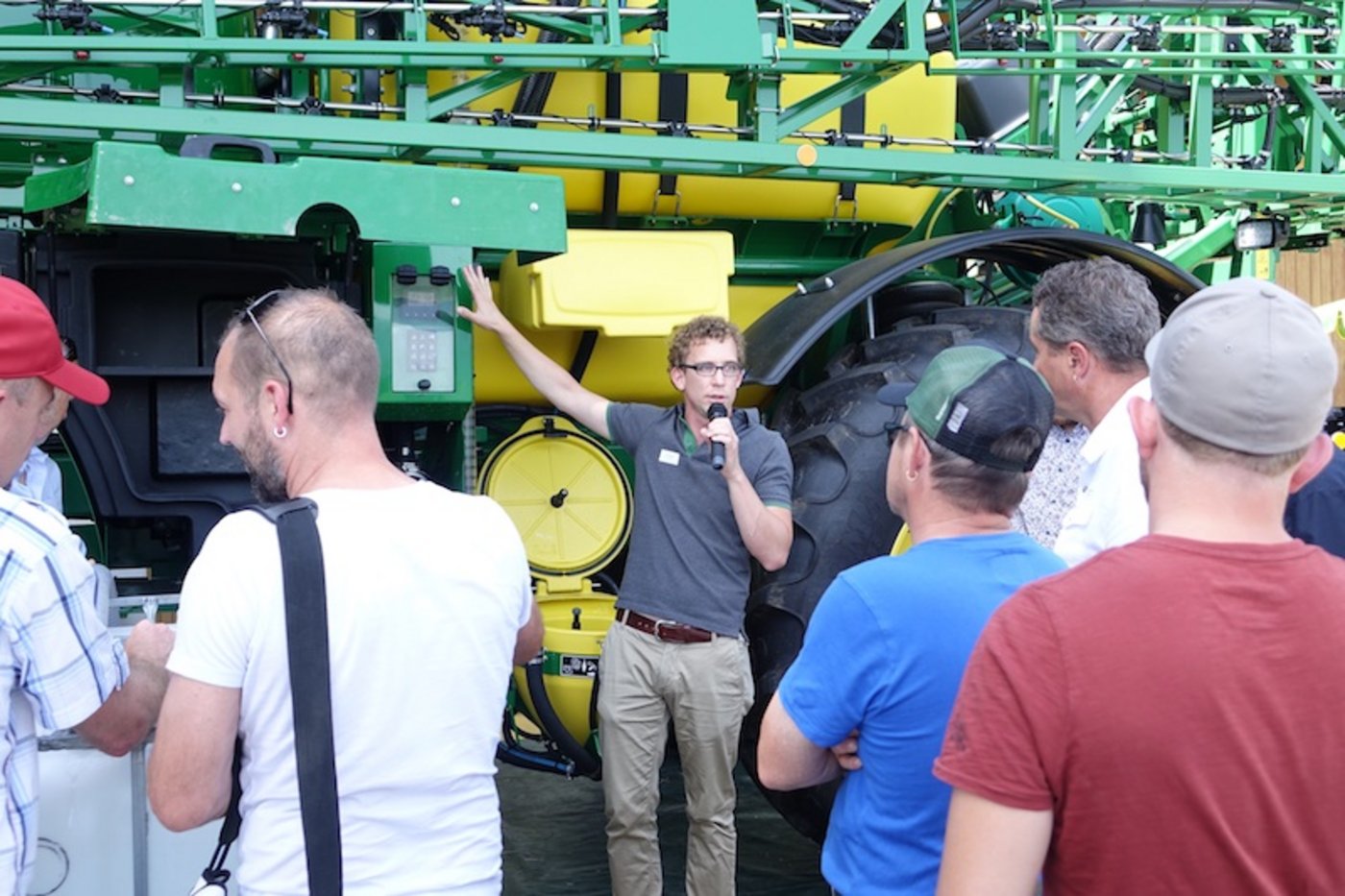 Einige Landtechnikfirmen zeigten ihre neuesten Maschinen im Bereich Pflanzenschutz und mechanische Unkrautregulierung.