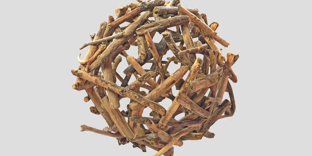 Aus Schwemmholz lassen sich dekorative Kugeln basteln. (Foto: Pia Bertsch)