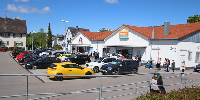 Kaum sind die Grenzen wieder offen, sind die Parkplätze vor den grenznahen Discountern wieder voll. Es dominieren Schweizer Nummerschilder. (Bilder Roland Müller)Pa