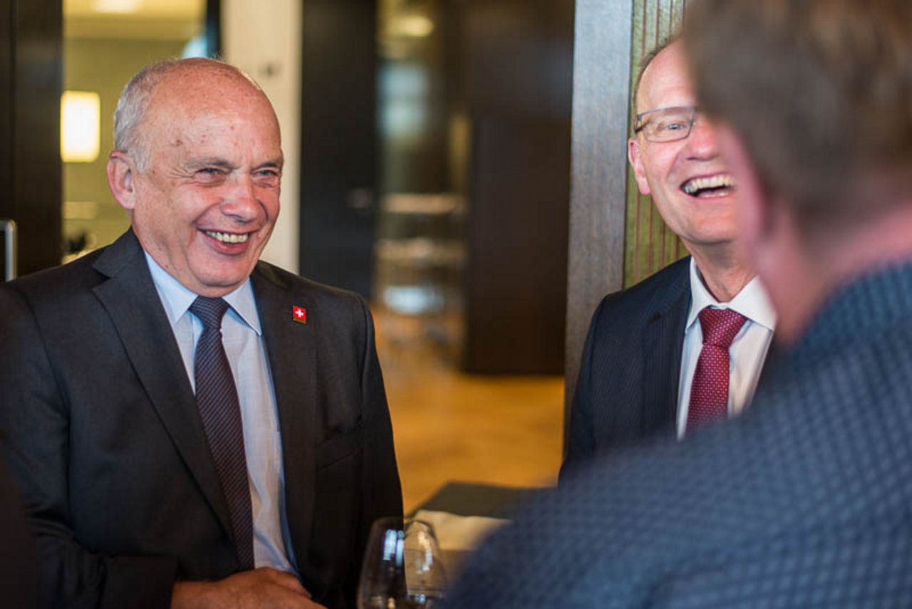 Bundespräsident Ueli Maurer war auch eingeladen - und nahm sich Zeit für ein paar Scherze mit Ruedi Bigler (halb verdeckt) und Godi Siegfried.