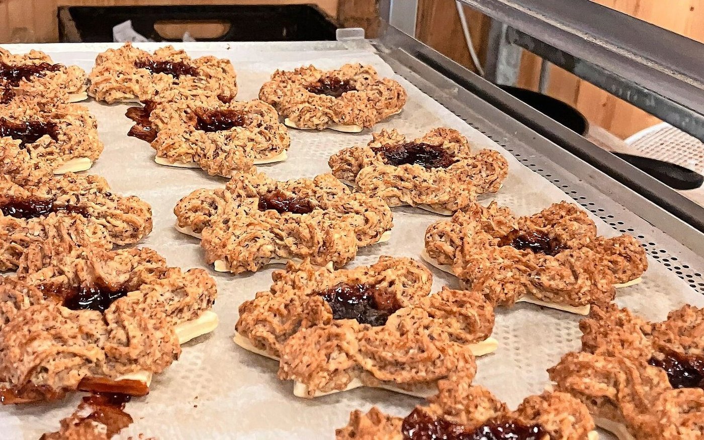 Die Vogelnester hat Edi Tanner gebacken. Auch sie waren für den Verkauf an der Adventsausstellung bestimmt.