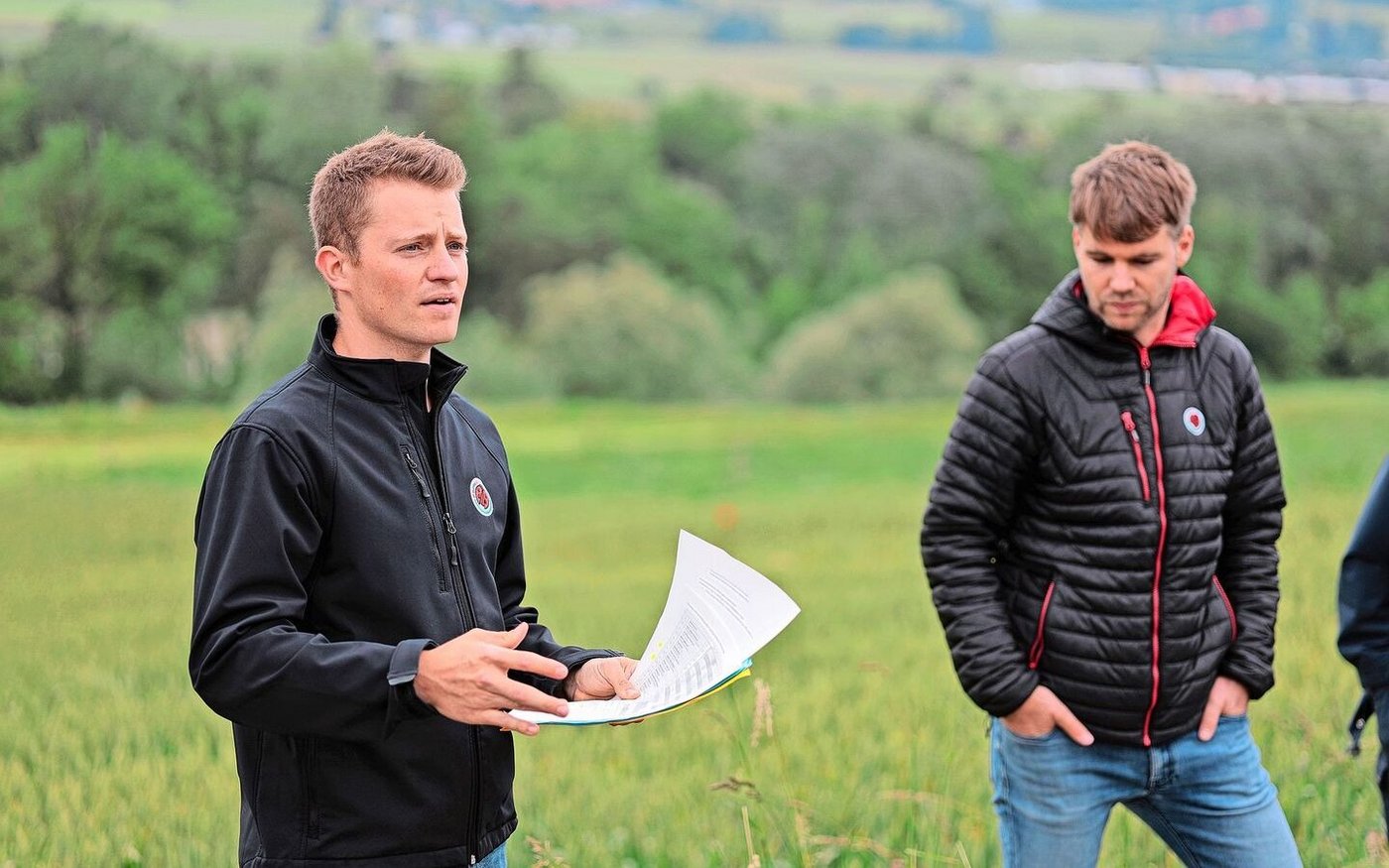 Am Posten von Reto Ryser, IP-Suisse (links), ging es um den herbizidfreien Getreideanbau und wie dieser gelingt. 