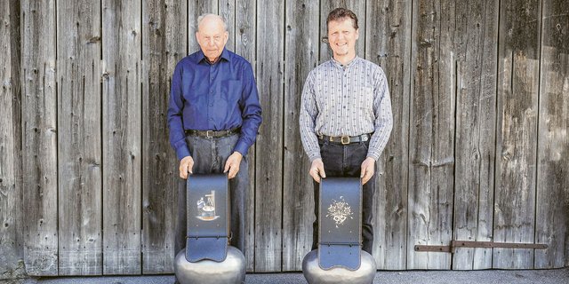 Ein Meister übergibt an seinen Schüler: Heinz Moser (links) und sein Nachfolger Niklaus Gerber. (Bild zVg Niklaus Gerber)
