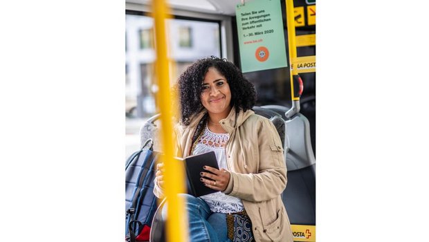 Sozialarbeiterin Elizabeth Rosario Rivas ist für die Fachstelle Diakonie oft mit Postauto und Bahn in sechs Berner Oberländer Gemeinden unterwegs (Foto: Pia Neuenschwander)