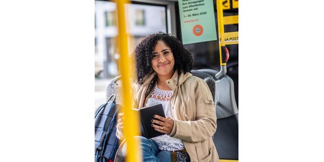 Sozialarbeiterin Elizabeth Rosario Rivas ist für die Fachstelle Diakonie oft mit Postauto und Bahn in sechs Berner Oberländer Gemeinden unterwegs (Foto: Pia Neuenschwander)