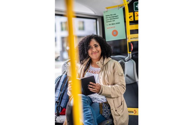 Sozialarbeiterin Elizabeth Rosario Rivas ist für die Fachstelle Diakonie oft mit Postauto und Bahn in sechs Berner Oberländer Gemeinden unterwegs (Foto: Pia Neuenschwander)