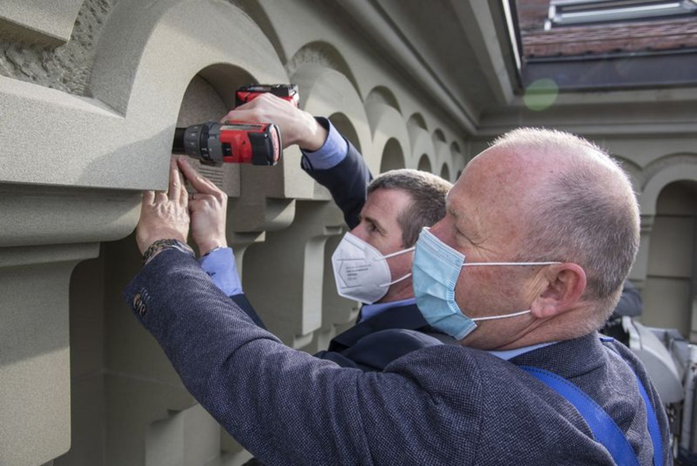 Nationalratspräsident Andreas Aebi und Raffael Ayé, Geschäftsführer von BirdLife Schweiz, beim Aufhängen der Nisthilfen. (Bild BirdLife Schweiz)