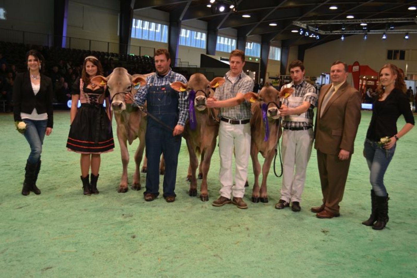 Junior Champion (Mitte): WTS Blooming Joyce, Damian Caratsch, Müstair / Reserve Junior Champion (links): Denzo Blaze, Ezio Pedrini, Airolo / Mention Honorable (rechts): Blooming Balaika, Hansruedi Arnold - Zgraggen Bürglen 