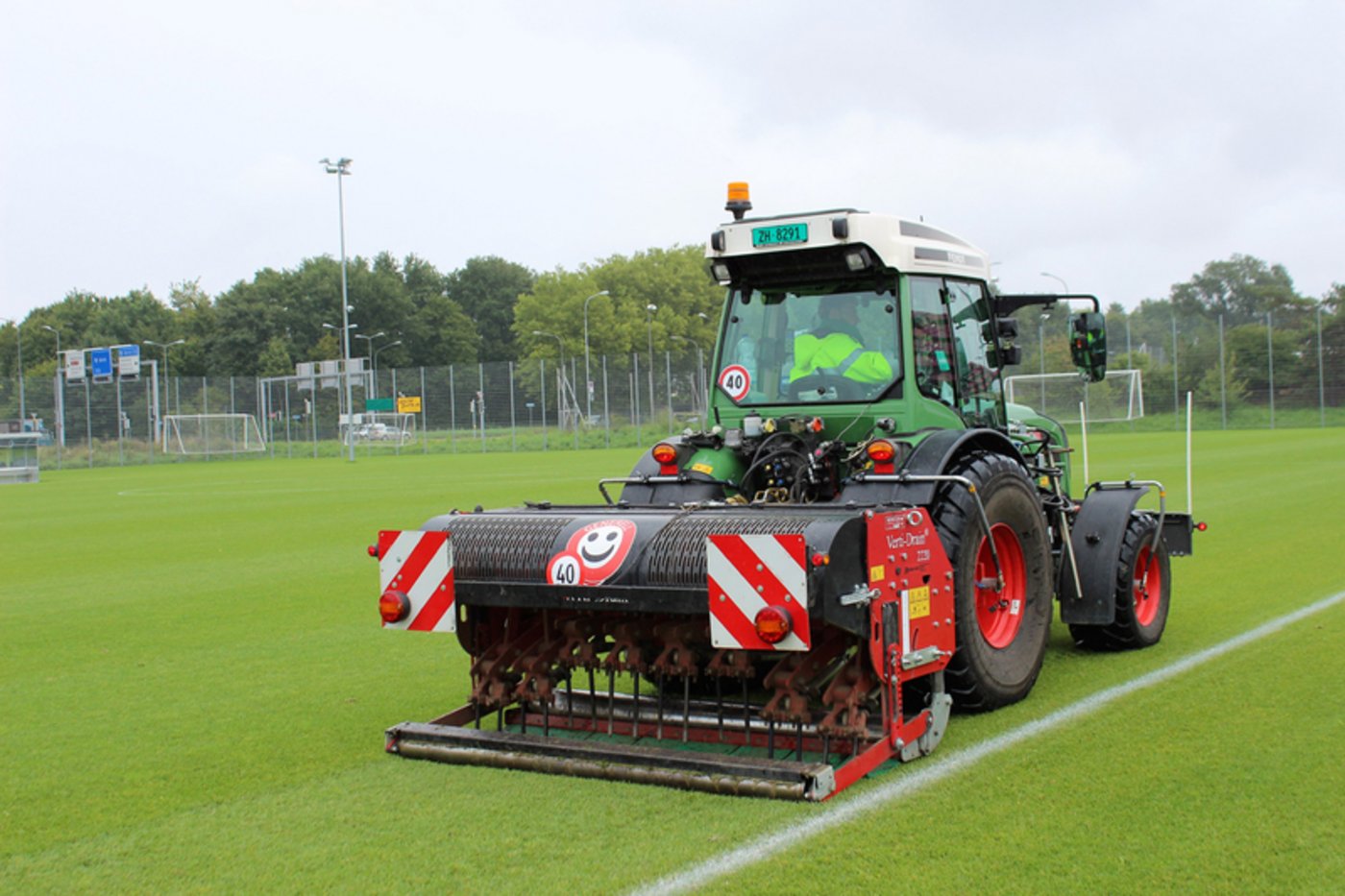 Bei der Pflege von Zürichs Sportrasen kommen spezielle Traktoren zum Einsatz, die mit GPS und einem Reifendrucksystem ausgerüstet sind. Die Bearbeitung durch spezielle Bolzen belüftet den Fussballrasen und erleichtert die Drainage.