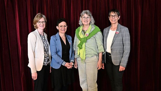 Geschäftsführerin Ka Geschäftsführerin Kathrin Bieri (links) und Präsidentin Anne Challandes (rechts) begrüssen Rahel Brütsch (2. v. links) sowie Sabine Bosshard (3. v. links), neu im Vorstand.