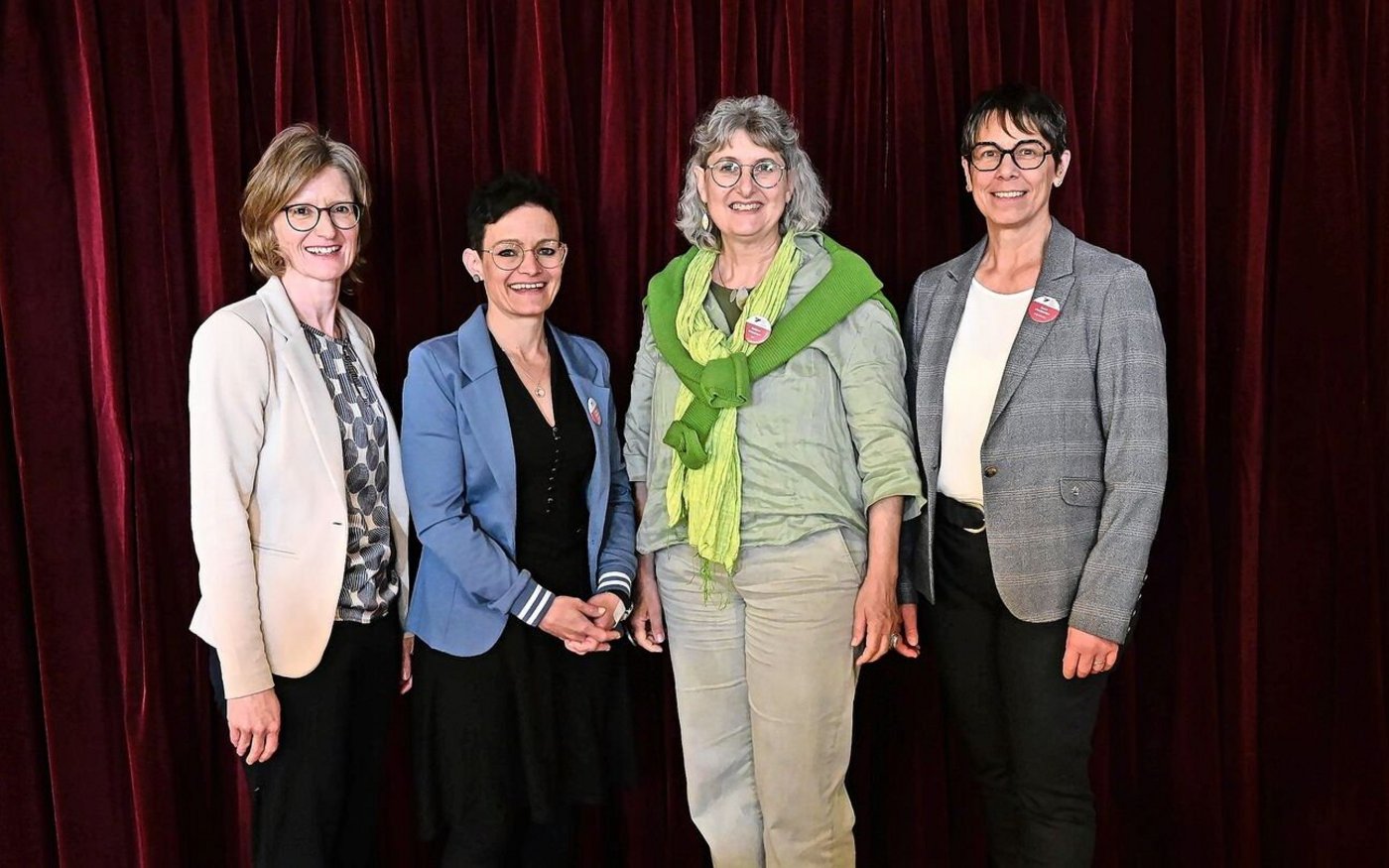 Geschäftsführerin Kathrin Bieri (links) und Präsidentin Anne Challandes (rechts) begrüssen Rahel Brütsch (2. v. links) sowie Sabine Bosshard (3. v. links), neu im Vorstand. 