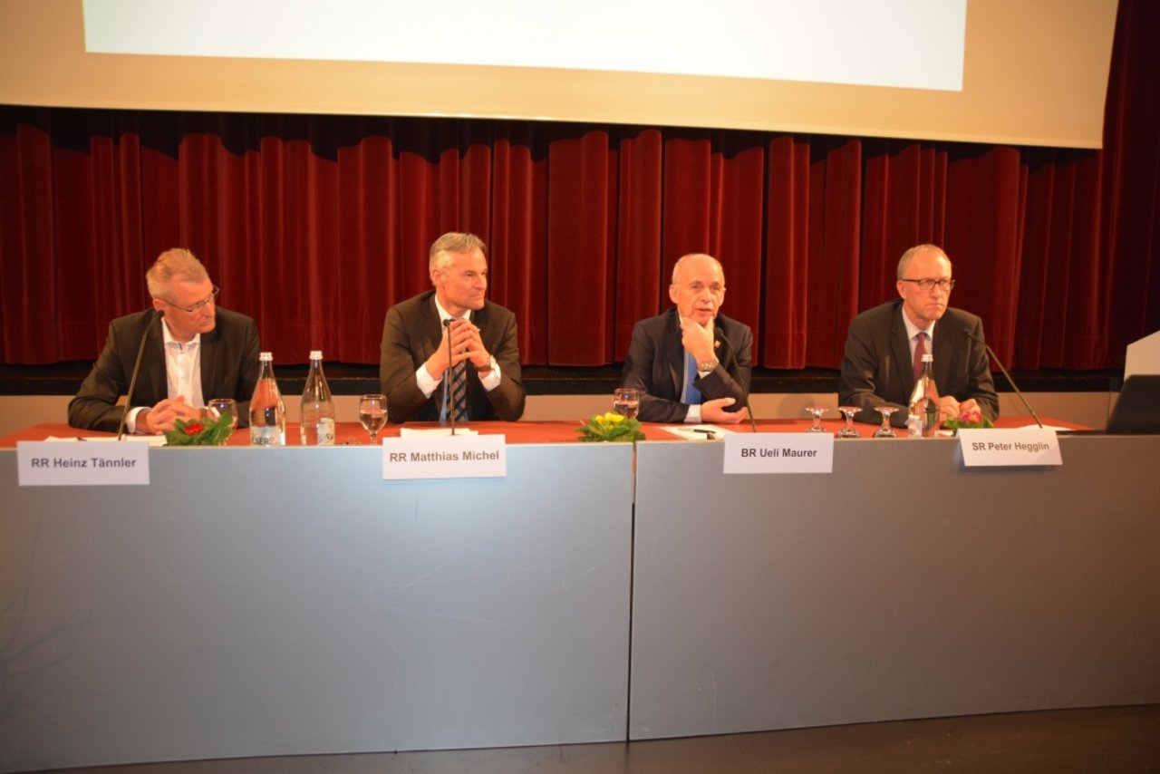 Podium mit Bundesrat Ueli Maurer und den Zuger Regierungsräten Heinz Tännler und Matthias Michel, unter Leitung von Ständerat Peter Hegglin (r)