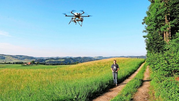 Vor allem entlang von Waldrändern ist das Risiko hoch, dass jetzt Rehkitze im noch nicht gemähten Gras liegen. Drohnen können diese aufspüren. 